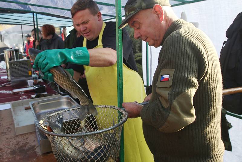 Tradiční výlov rybníka v Habrovicích.