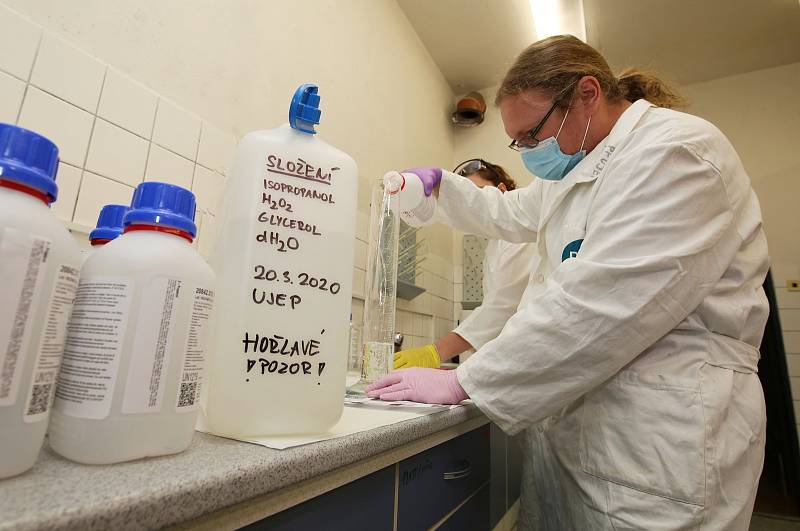 Univerzita Jana Evangelisty Purkyně v Ústí nad Labem vyrábí v malém množství dezinfekční přípravek, který poputuje pro záchranáře.