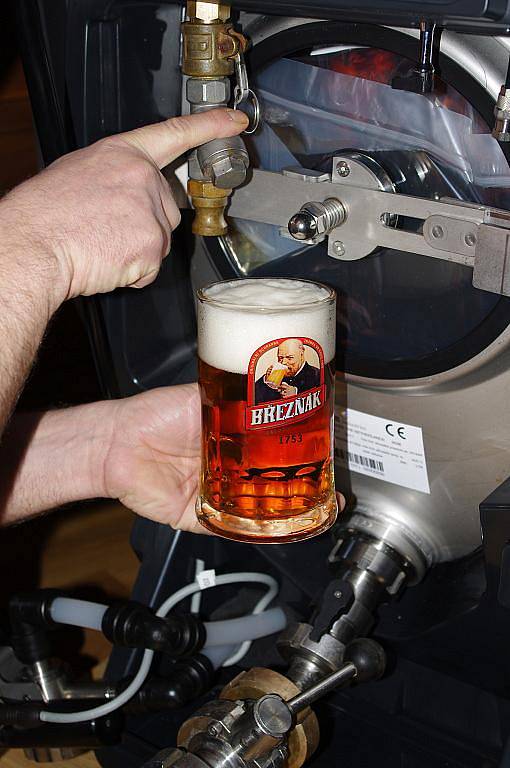 Hospůdka U lípy nabízí svým hostům nepasterizované pivo Březňák Ležák přímo z pivních tanků.