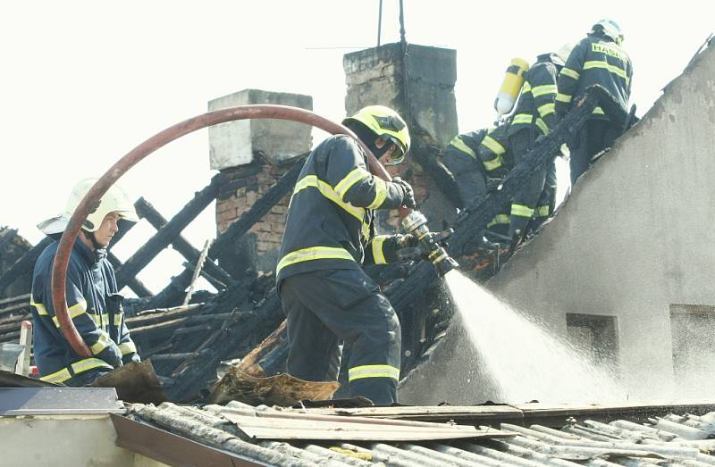 V Roudníkách hořela kůlna, garáž a nízký domek obklopený další zástavbou. 