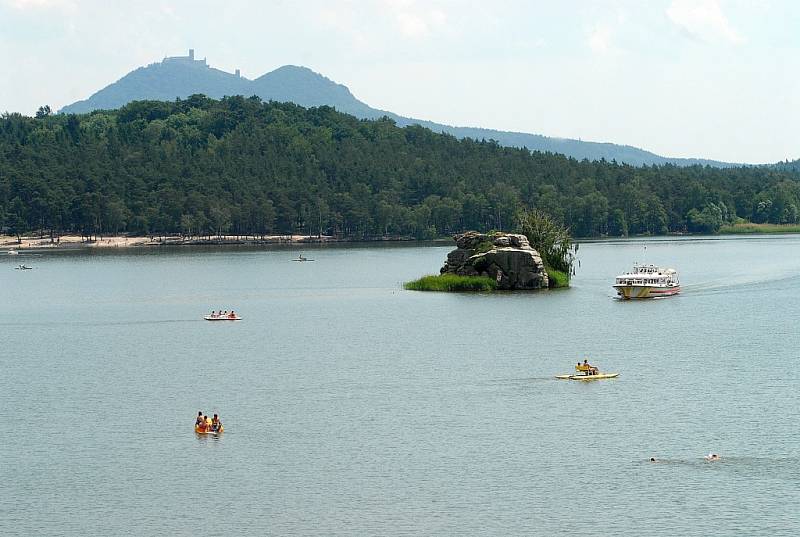 Máchovo jezero, nad nímž se tyčí hrad Bezděz. Je to největší vodní plocha v Libereckém kraji. Do plochy Nechranic by se ovšem vešlo více než čtyřikrát.