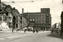 Trosky domů, zničených náletem v dnešní Revoluční ulici, tehdy Friedrichstraße. V pozadí na křižovatce s dnešní Masarykovou ulicí tramvaj a dům s restaurantem Grand.