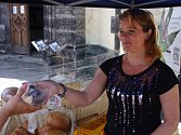 Barbora Buriánková na trzích nabízí pět druhů chleba.