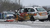 Dopravní nehoda autobusu a dvou osobních aut si vyžádala jeden lidský život a 15 zraněných.