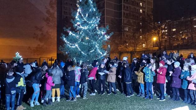 Školní vánoční strom v ZŠ Rabasova žáci stihli rozsvítit.