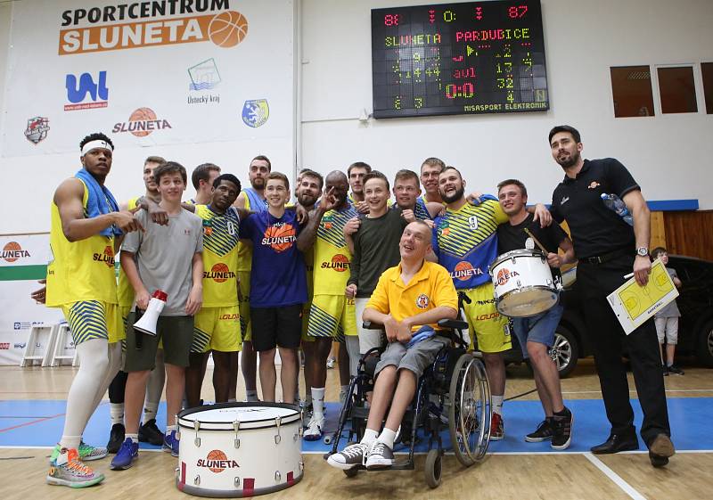 Utkání basketbalistů Ústí (ve žlutém) proti Pardubicím