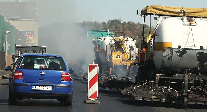 Na silnici z Lovosic do Ústí nad Labem a z Ústí do Děčína se opravují silnice.