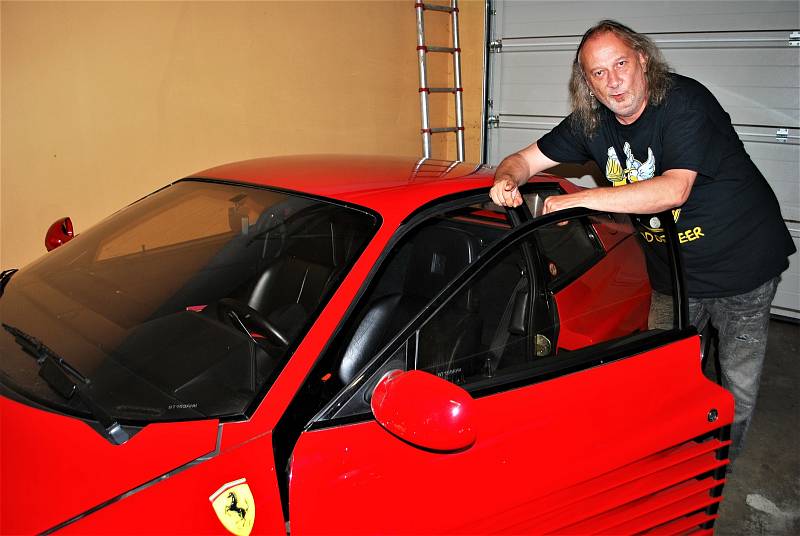 Bubeník kapely Kabát Radek Hurčík zvaný Hurvajs má v garáži u svého domu v Dubí na Teplicku Ferrari Testarrosa.