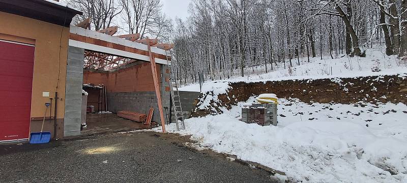 Z procházky po obci Petrovice na Ústecku. Přístavba v hasičské zbrojnici.