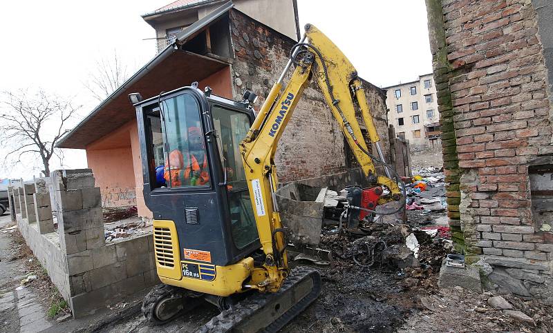 V ústecké Sklářské ulici je už zase nepořádek a soukromá firma, která zde provádí výkopové práce se nabídla, že to znova uklidí.