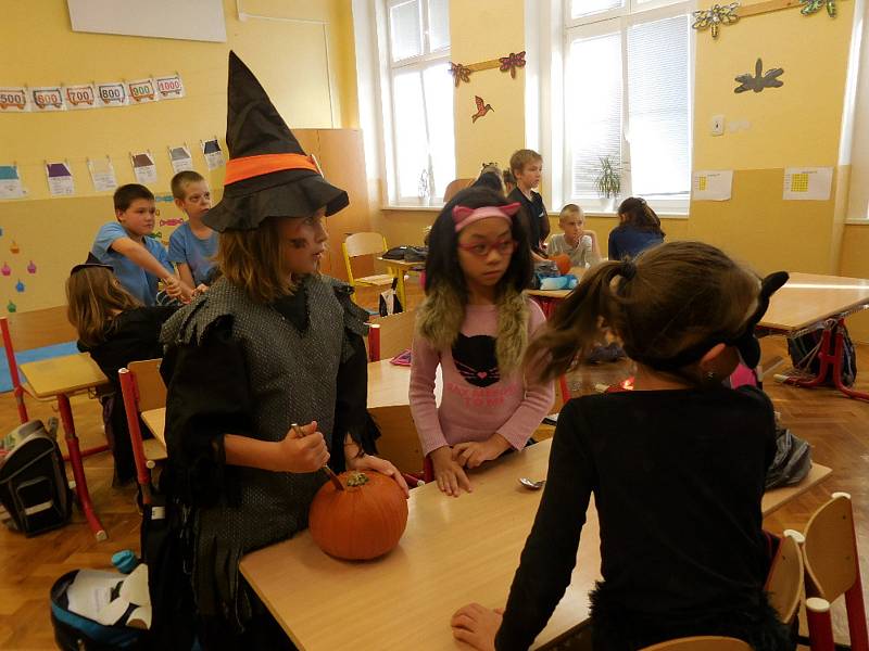 V Petrovicích školu rozzářila světélka Halloweenu.