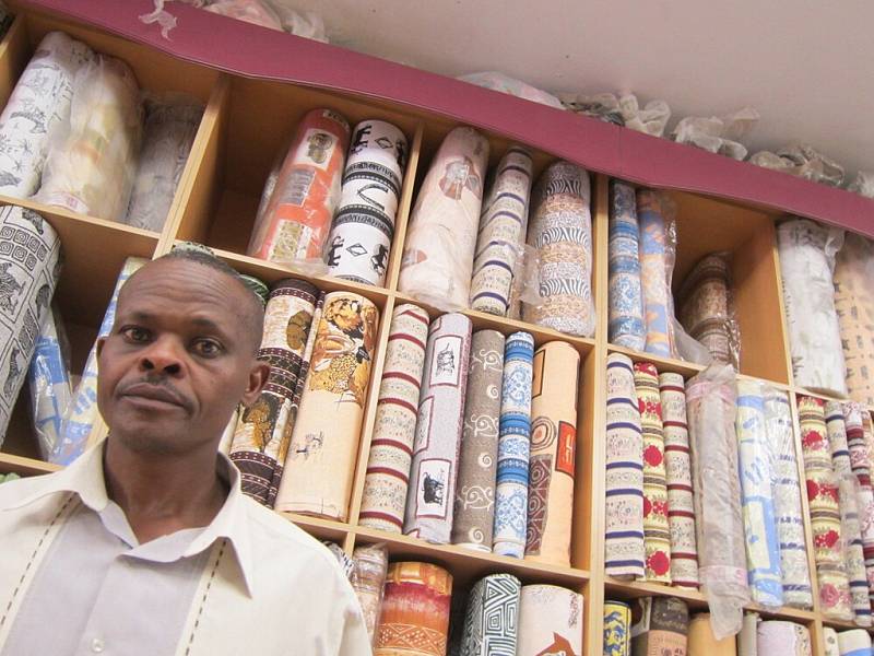 Prodavač v obchodě s látkami v Nairobi.