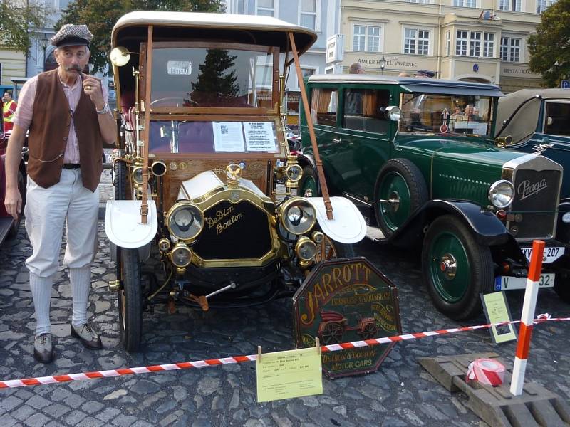 Na nedostatek pozornosti si rozhodně tento veterán naříkat nemůže.