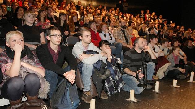 Podpořit herce Činoherního studia v pátek večer přišly stovky Ústečanů.