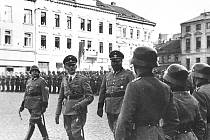 Na snímku z 16. října 1940 je přehlídka policejní jednotky po návratu z Polska.