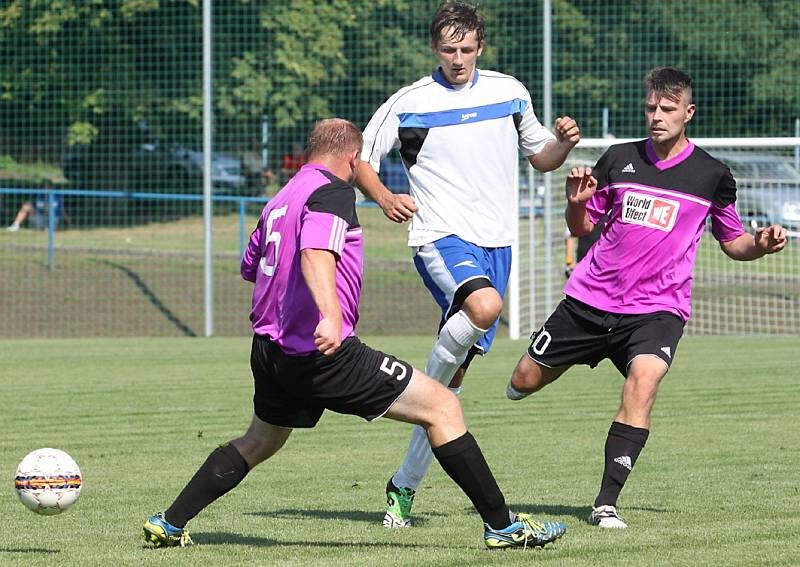 Chlumec (bílé dresy) – Přestanov 2:0. 