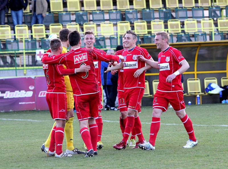 Ústečtí fotbalisté (červení) zvítězili na půdě HFK Olomouc 3:1.