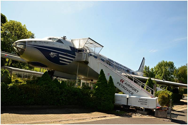 Cesta za petrovickým TU - 104 vede krásnou krajinou.