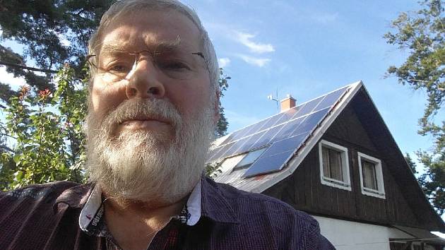 Jiří Zima vystavěl fotovoltaickou elektrárnu na střeše svého domu na Střekově.