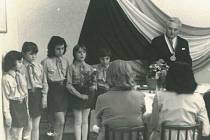 Vítání občánků v Malém Březně v roce 1974, starosta Bohumil Kopet a pionýrky