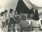 Vítání občánků v Malém Březně v roce 1974, starosta Bohumil Kopet a pionýrky