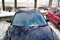 Padající led a sníh poničil na Střekovském nábřeží několik automobilů