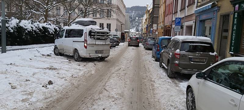 Ústí nad Labem, zasněžené chodníky, kluzké silnice