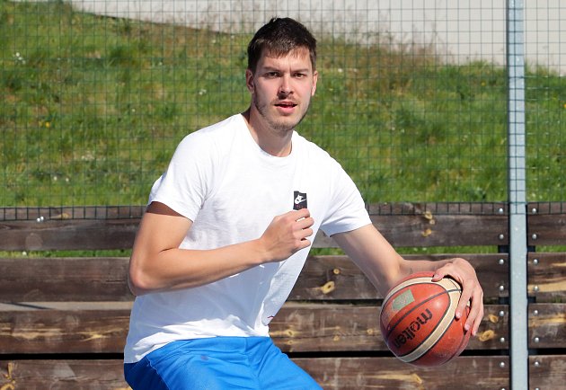 Basketbalisté se po karanténě vrátili k tréninku. Z haly ale museli ven. Dalibor Fait