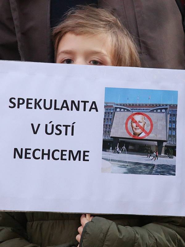 Demonstrace nespokojených občanů proti budoucímu primátorovi Petru Nedvědickému kvůli spekulativním nákupu a prodeji pozemků v Krupce.