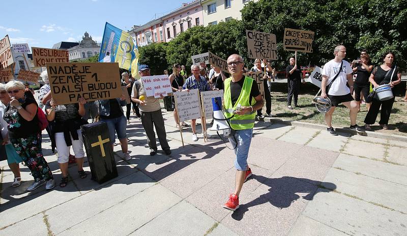 Demonstrace proti zrušení nemocnice před Krajským úřadem. Zbytek fotek