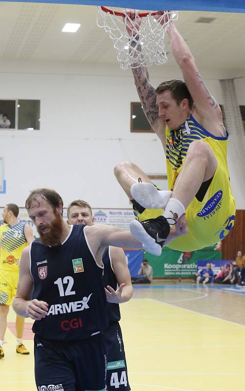 Severočeské basketbalové derby mezi Ústím a Děčínem.