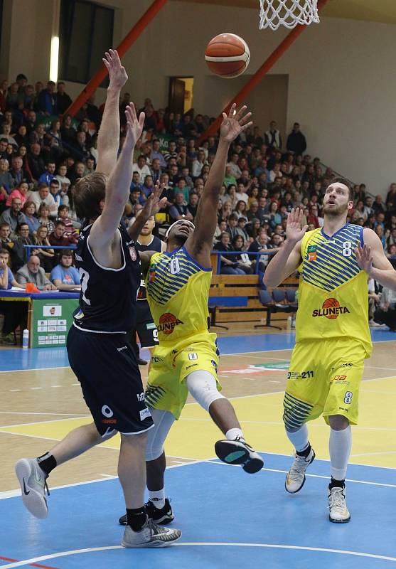 Severočeské basketbalové derby mezi Ústím a Děčínem.