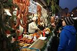 První adventní neděli se na ústeckém Lidickém náměstí rozsvítil vánoční strom a začaly zde vánoční trhy.