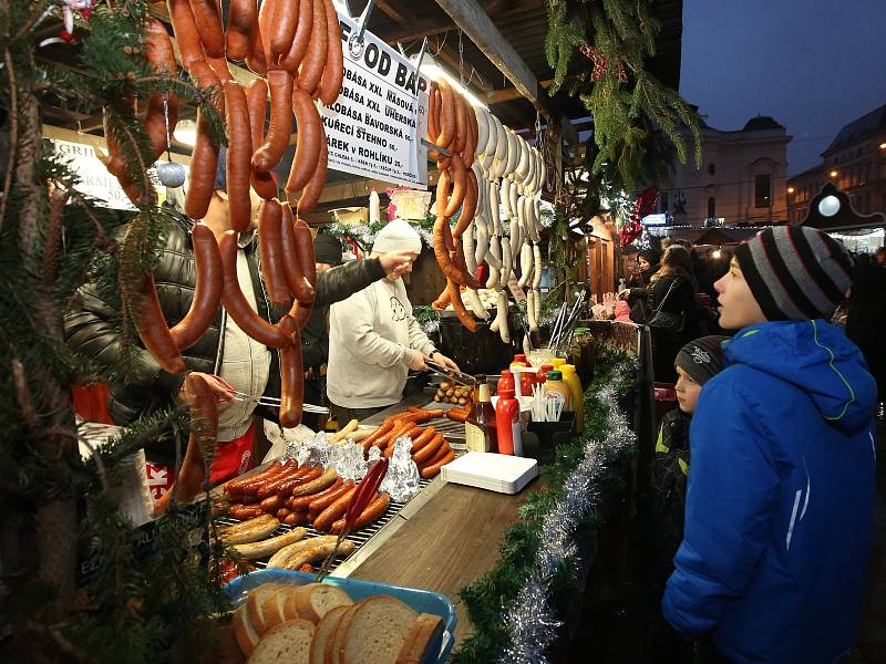 První adventní neděli se na ústeckém Lidickém náměstí rozsvítil vánoční strom a začaly zde vánoční trhy.