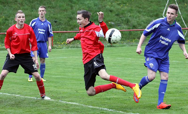 Fotbalisté Střekova (červení) doma porazili Postoloprty 5:2.