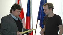 Petici primátoru Vítu Mandíkovi předali zástupci sdružení Váš Střekov Tomáš Petermann a Jan Hrouda.