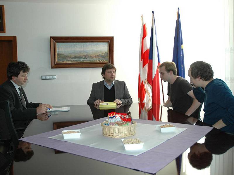 Petici primátoru Vítu Mandíkovi předali zástupci sdružení Váš Střekov Tomáš Petermann a Jan Hrouda.