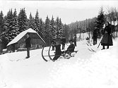 Zahřejeme vás vzpomínkami, pošlete nám svoje! Na historických snímcích z počátků dvacátého století je patrné, že naši předkové se v zimě bavili klouzáním po sněhu úplně stejně jako my. 