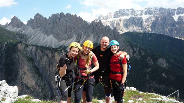 Lucie Müllerová z Okořína u Jirkova v italských Dolomitech s přáteli.