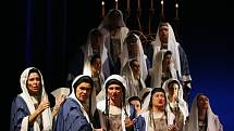 Severočeské divadlo zvolilo při nastudování Verdiho Nabucca klasický přístup, opera je v italštině a k dispozici má divák české titulky.