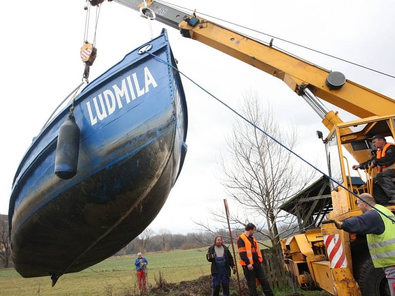 Loď přes řeku přepraví první turisty z Malých do Velkých Žernosek a naopak už tuto sobotu. Víkendový provoz pak od května nahradí celotýdenní.