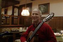 Nevidomý Jiří Jelínek je varhaník a kytarista. „Učím zejména kytaru. Jak dítě hraje, kontroluji hlavně sluchem,“ říká. 
