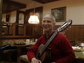 Nevidomý Jiří Jelínek je varhaník a kytarista. „Učím zejména kytaru. Jak dítě hraje, kontroluji hlavně sluchem,“ říká. 