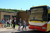 Cestující musí přestoupit na náhradní autobusovou dopravu.
