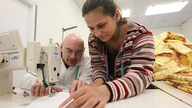 Za šicí mašinou jsem si vyzkoušel nelehkou práci šiček střekovské chráněné dílny. Tamním ženám projdou pod rukama denně stovky metrů látky. Vyrábějí nejen pracovní a zdravotnické oděvy, ale také oblečení pro gastronomii nebo zdravotní obuv. 