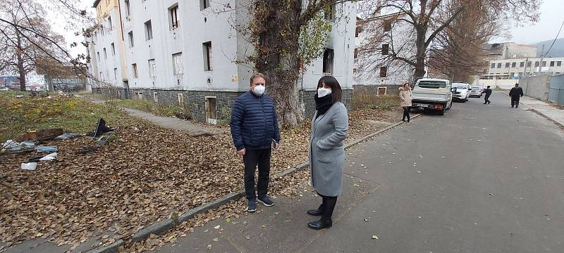 Bezdomovci a vandalové ničí opuštěné činžáky v ústecké Matiční ulici, symbolu špatného soužití Čechů a Romů v celé Evropě.