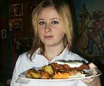 Bylinkový řízek v česnekovém obalu zlomil rekord v prodaných jídlech. Během obědů si menu Ústeckého deníku objednalo sto tři návštěvníků. Na snímku učnice oboru číšník – servírka Veronika Ševčíková.