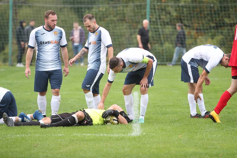 V televizním utkání porazily Hostovice před parádní návštěvou hosty z Chabařovic (červené dresy) 6:1.