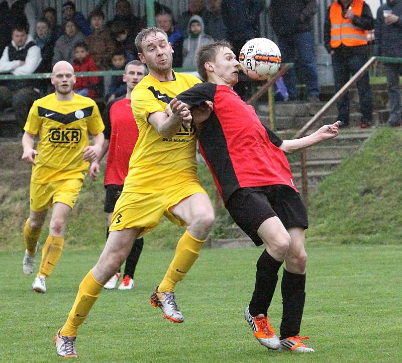 Fotbalisté Mojžíře (žlutí) doma v derby porazili Velké Březno 3:0.