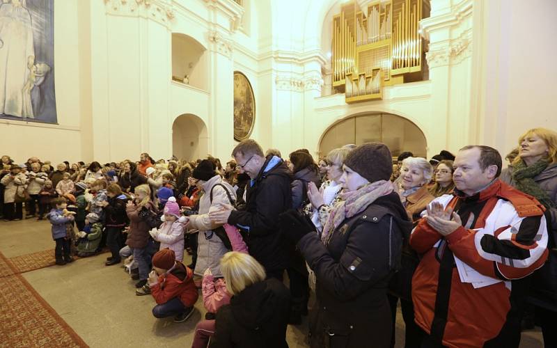 Ústečané si přišli zazpívat koledy do kostela sv. Vojtěcha.